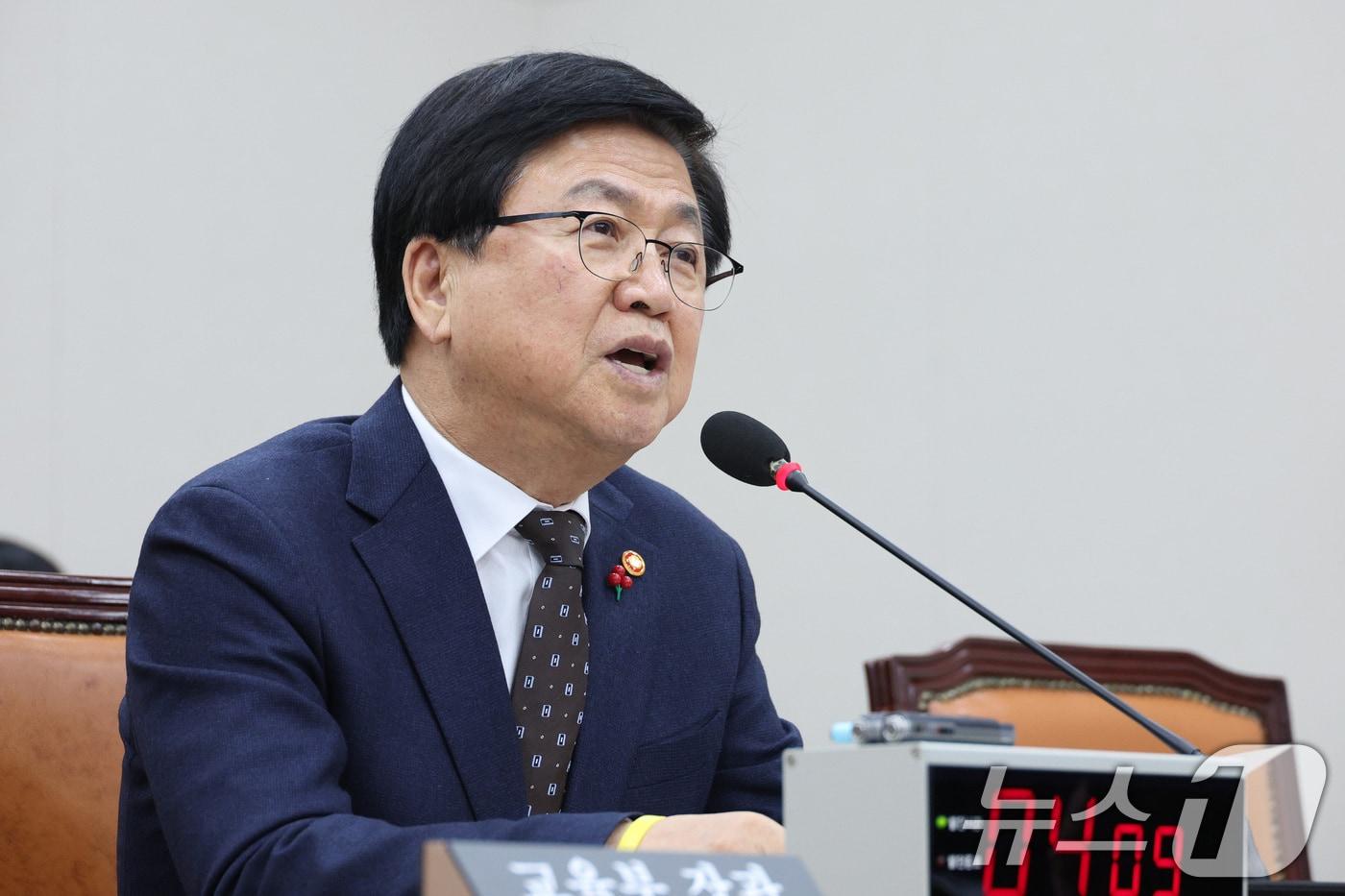 최교진 교육부 장관이 9일 서울 여의도 국회에서 교육위원회 전체회의에서 의원 질의에 답변하고 있다. 2025.12.9/뉴스1 ⓒ News1 신웅수 기자