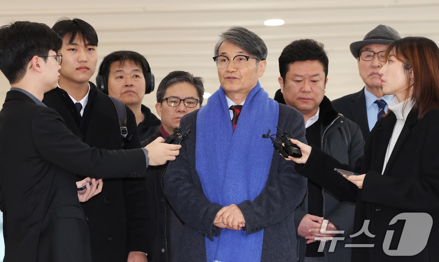 본문 이미지 - 김건희 여사에게 명품 가방을 선물한 것으로 알려진 최재영 목사가 9일 오전 서울 종로구 광화문 KT 빌딩에 위치한 김건희 특검에 참고인 신분으로 출석하며 취재진 질문에 답변하고 있다. 2025.12.9 ⓒ 뉴스1 장수영 기자