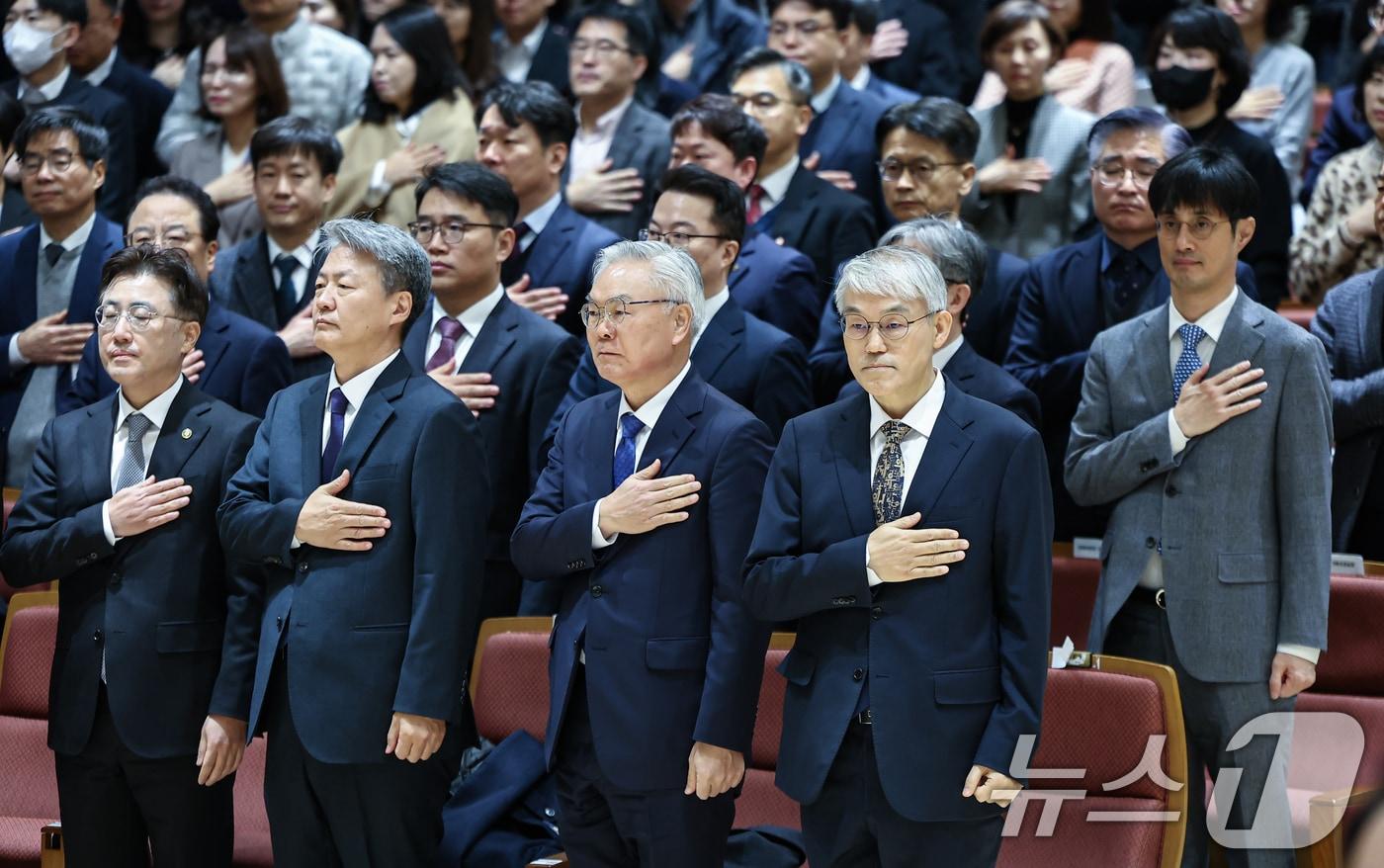 천대엽 법원행정처장을 비롯한 참석자들이 9일 서울 서초구 서울법원종합청사에서 열린 &#39;국민을 위한 사법제도 개편 과제 공청회&#39;에 참석해 국민의례를 하고 있다. 2025.12.9/뉴스1 ⓒ News1 김도우 기자