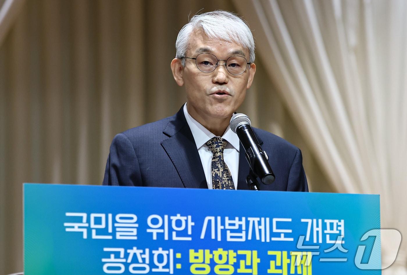 천대엽 법원행정처장이 9일 서울 서초구 서울법원종합청사에서 열린 &#39;국민을 위한 사법제도 개편 과제 공청회&#39;에 참석해 개회사를 하고 있다. 2025.12.9/뉴스1 ⓒ News1 김도우 기자