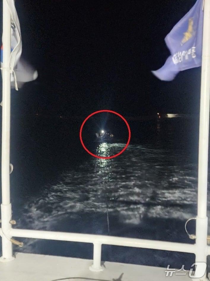 본문 이미지 - 기관고장으로 표류 중인 모터보트.&#40;동해해경 제공, 재판매 및 DB 금지&#41; 2025.12.9/뉴스1