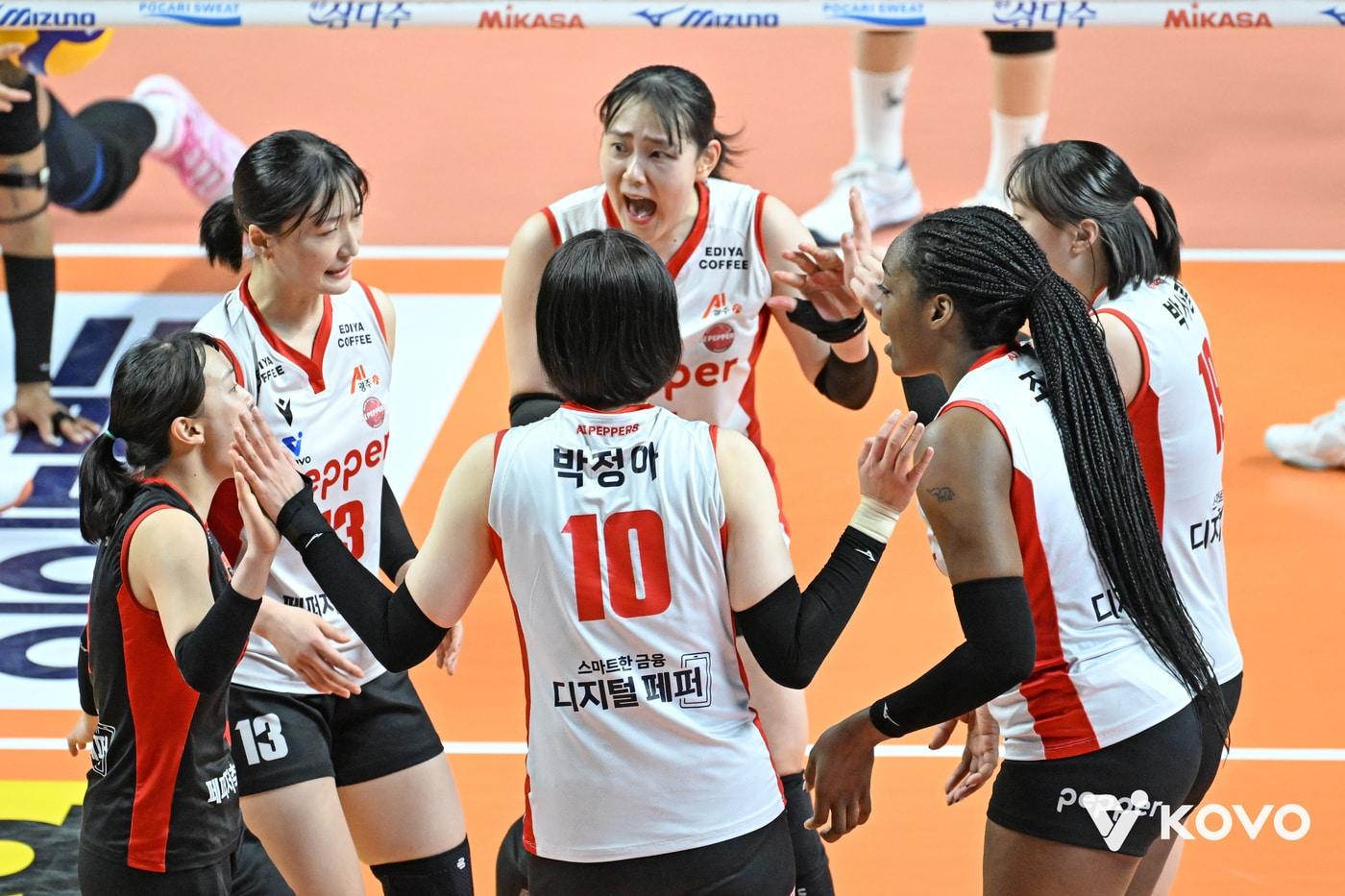 페퍼저축은행 선수들. &#40;KOVO 제공&#41;