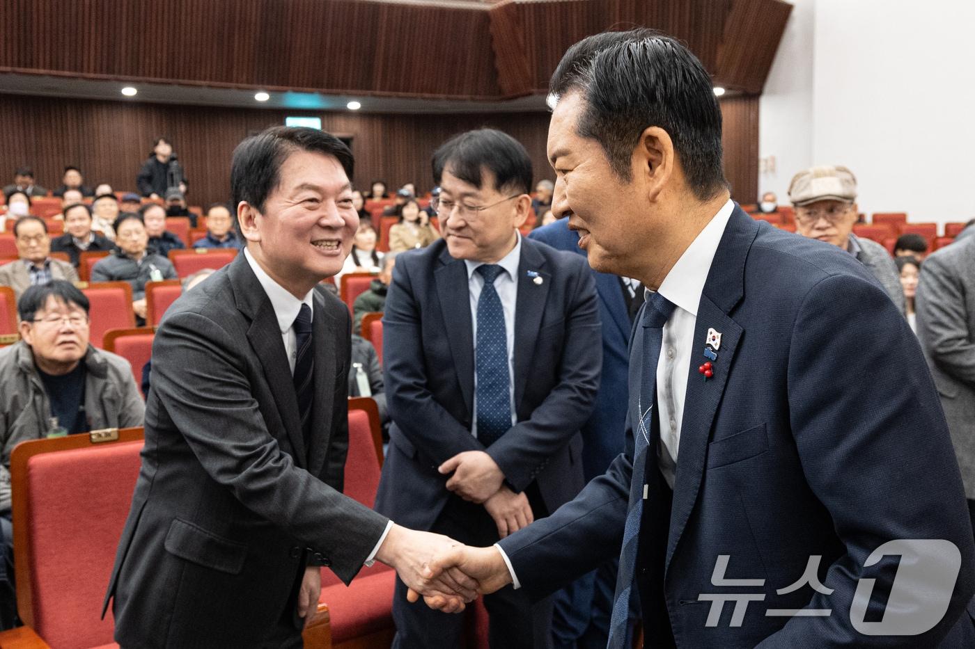 본문 이미지 - 2025년 12월 9일 정청래 더불어민주당 대표가 서울 여의도 국회 도서관 강당에서 열린 '2025 대한민국 한센인대회'에 참석해 안철수 국민의힘 의원과 악수하고 있다. 2025.12.9 ⓒ 뉴스1 이승배 기자