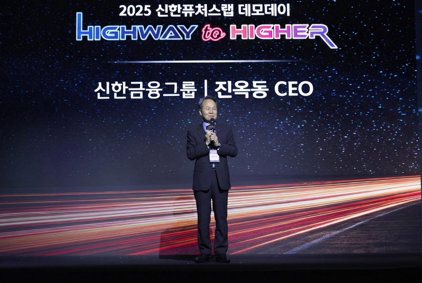 진옥동 신한금융 회장&#40;신한금융 제공&#41;.