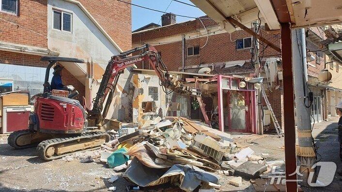 본문 이미지 - 경기 파주시가 연풍리 성매매집결지 내 불법 건축물에 대한 강제 철거를 진행하고 있다. &#40;파주시 제공, 재판매 및 DB금지&#41;