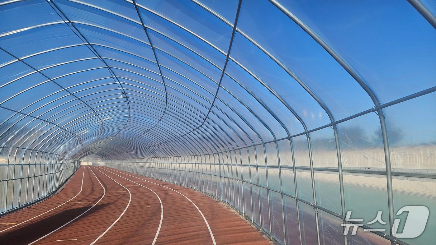 비닐하우스가 설치된 서산시 종합운동장 주 경기장 육상트랙 모습&#40;서산시 제공. 재판매 및 DB금지&#41;2025.12.9/뉴스1