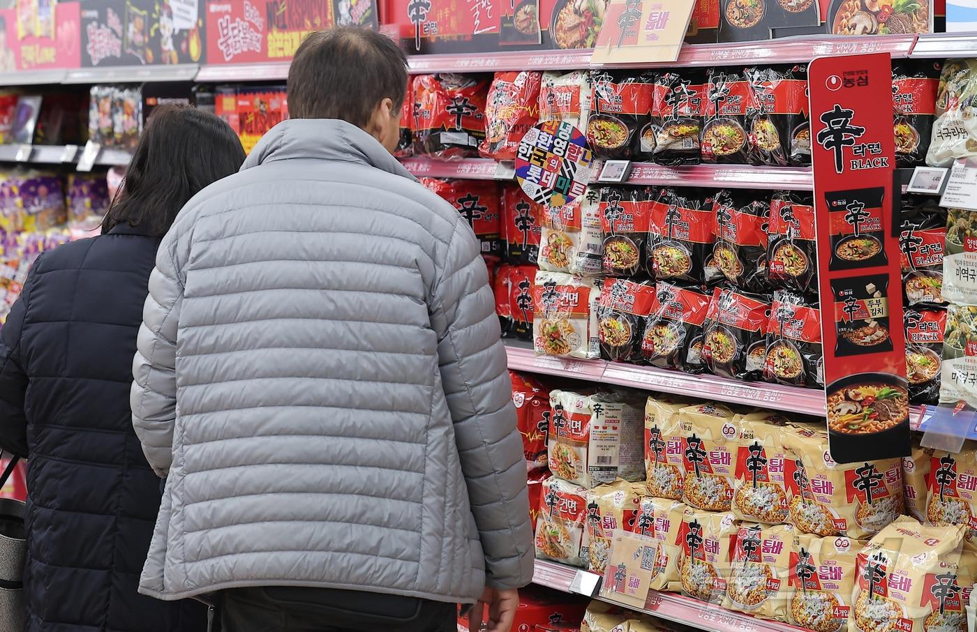 연말을 맞아 빵류와 가공식품을 중심으로 가격 상승세가 이어지면서 소비자 장바구니 부담이 커지고 있다. 9일 농림축산식품부에 따르면, 11월 국제 곡물 가격이 1.8% 상승하며 연말 가공식품 가격 부담을 높였다. 2025.12.9/뉴스1 ⓒ News1 김성진 기자