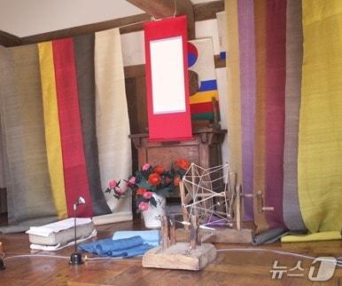 본문 이미지 - 전흥자 작가의 천연염색 작품.&#40;양양군 제공, 재판매 및 DB 금지&#41; 2025.12.9/뉴스1