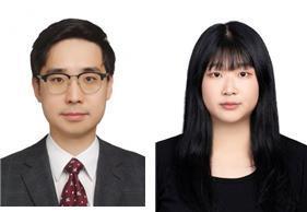 본문 이미지 - 연동건 경희대 의과대학 교수&#40;왼쪽&#41;와 논문의 제1 저자인 이경민 일반대학원 규제과학과 학생.&#40;경희의료원 제공&#41;