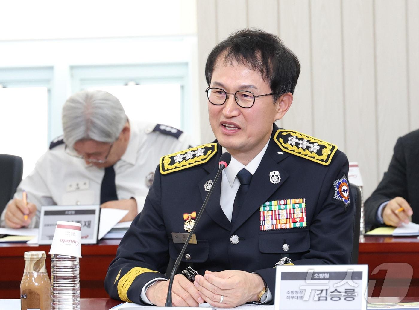 본문 이미지 - 김승룡 소방청 청장 직무대행이 9일 세종시 소방청에서 열린 국군대전병원과 응급의료 분야 협력 강화를 위한 현안 간담회에서 인사말을 하고 있다.. 2025.12.9/뉴스1 ⓒ News1 김기남 기자