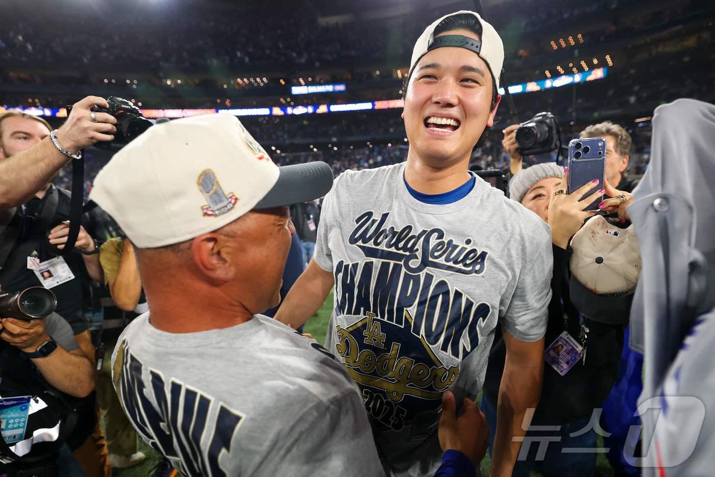 데이브 로버츠 감독과 오타니 쇼헤이. ⓒ AFP=뉴스1