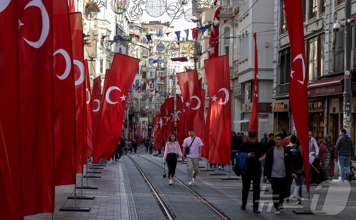 튀르키예 이스탄불의 이스티클랄 거리에서 행인들이 튀르키예 국기로 장식된 거리를 따라 걷고 있다. &#40;자료사진&#41; 2023.10.27 ⓒ 로이터=뉴스1 ⓒ News1 강민경 기자