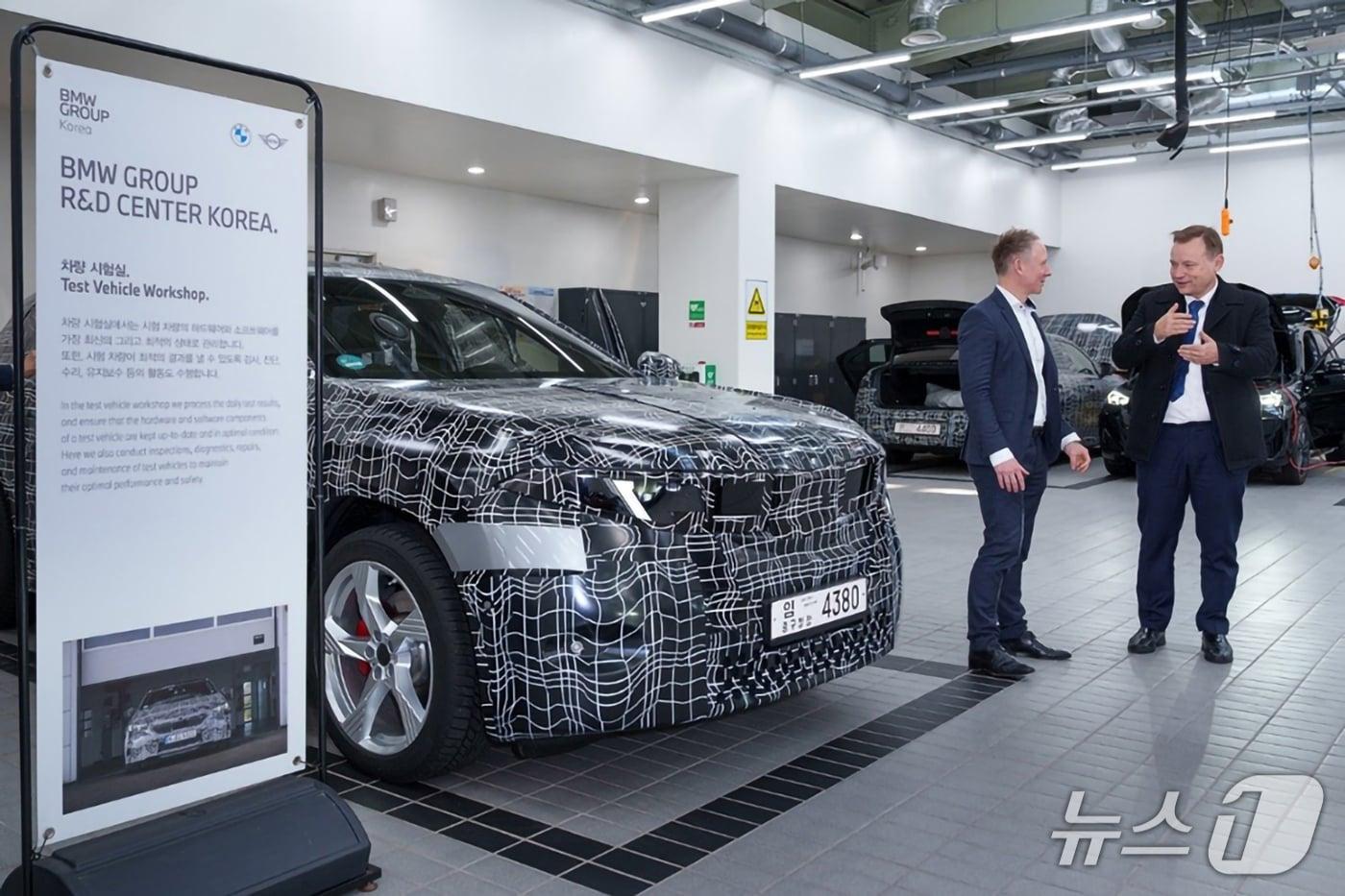  왼쪽부터 안드레아스 스툼 BMW 그룹 R&D 센터 코리아 본부장, 게오르크 슈미트 주한독일대사.&#40;BMW그룹 코리아 제공&#41;