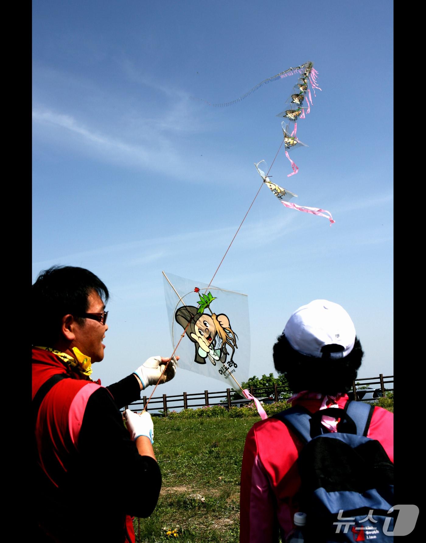 본문 이미지 - 겨울 놀이인 연날리기.&#40;단양군 제공. 재판매 및 DB금지&#41; /뉴스1    