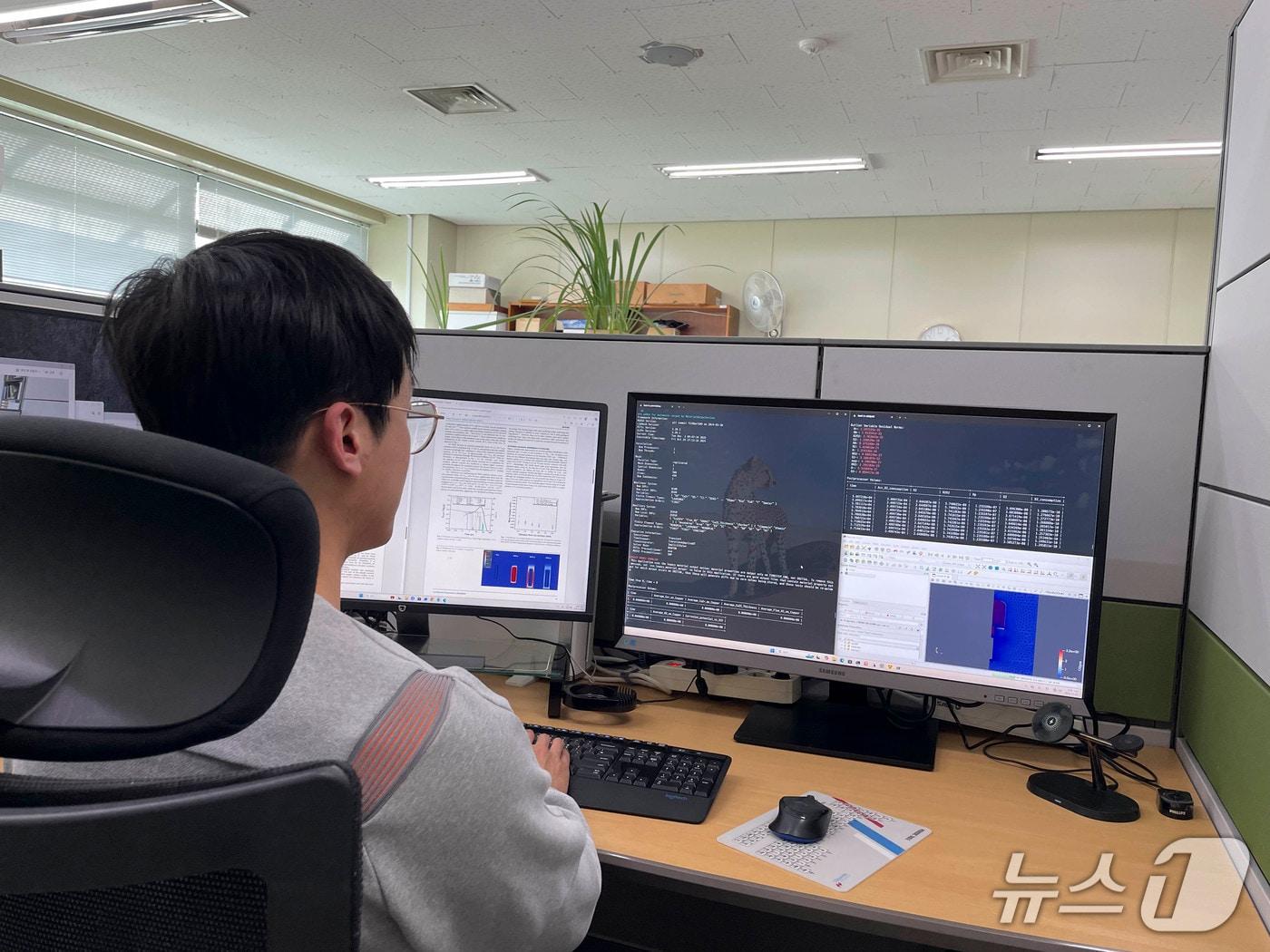 본문 이미지 - 고준위폐기물 처분 용기의 한국형 다물리 통합 부식 모델을 살펴보는 원자력연 연구원(원자력연 제공) /뉴스1