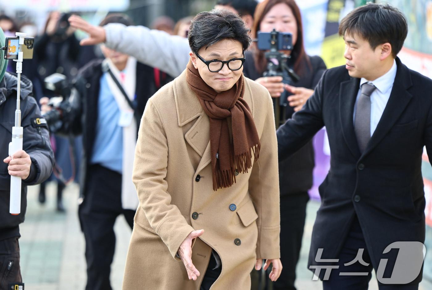 한동훈 국민의힘 전 대표가 9일 서울 여의도 국회 앞에서 열린 군인 재해보상법 개정 촉구 시위에 동참하며 참석자들고 인사를 나누고 있다. 2025.12.9/뉴스1 ⓒ News1 김도우 기자