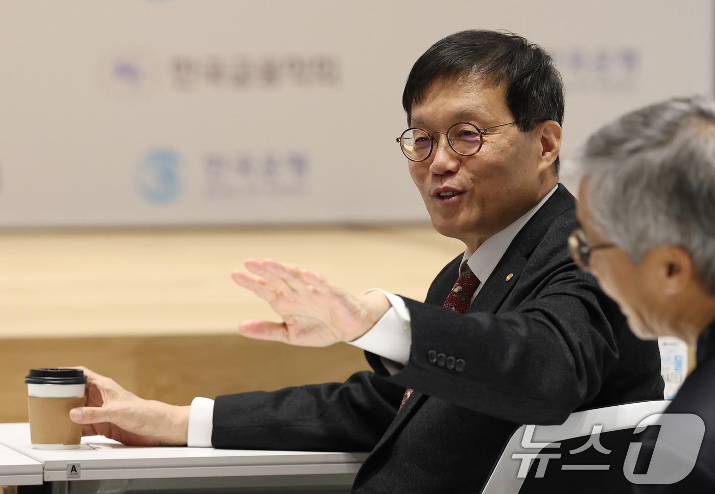 이창용 한국은행 총재가 9일 오후 서울 중구 한국은행 별관 컨퍼런스홀에서 &#39;잠재성장률 제고를 위한 금융의 역할&#39;을 주제로 열린 한국금융학회-한국은행 공동 정책 심포지엄에서 참석자들과 대화하고 있다. 2025.12.9/뉴스1 ⓒ News1 오대일 기자