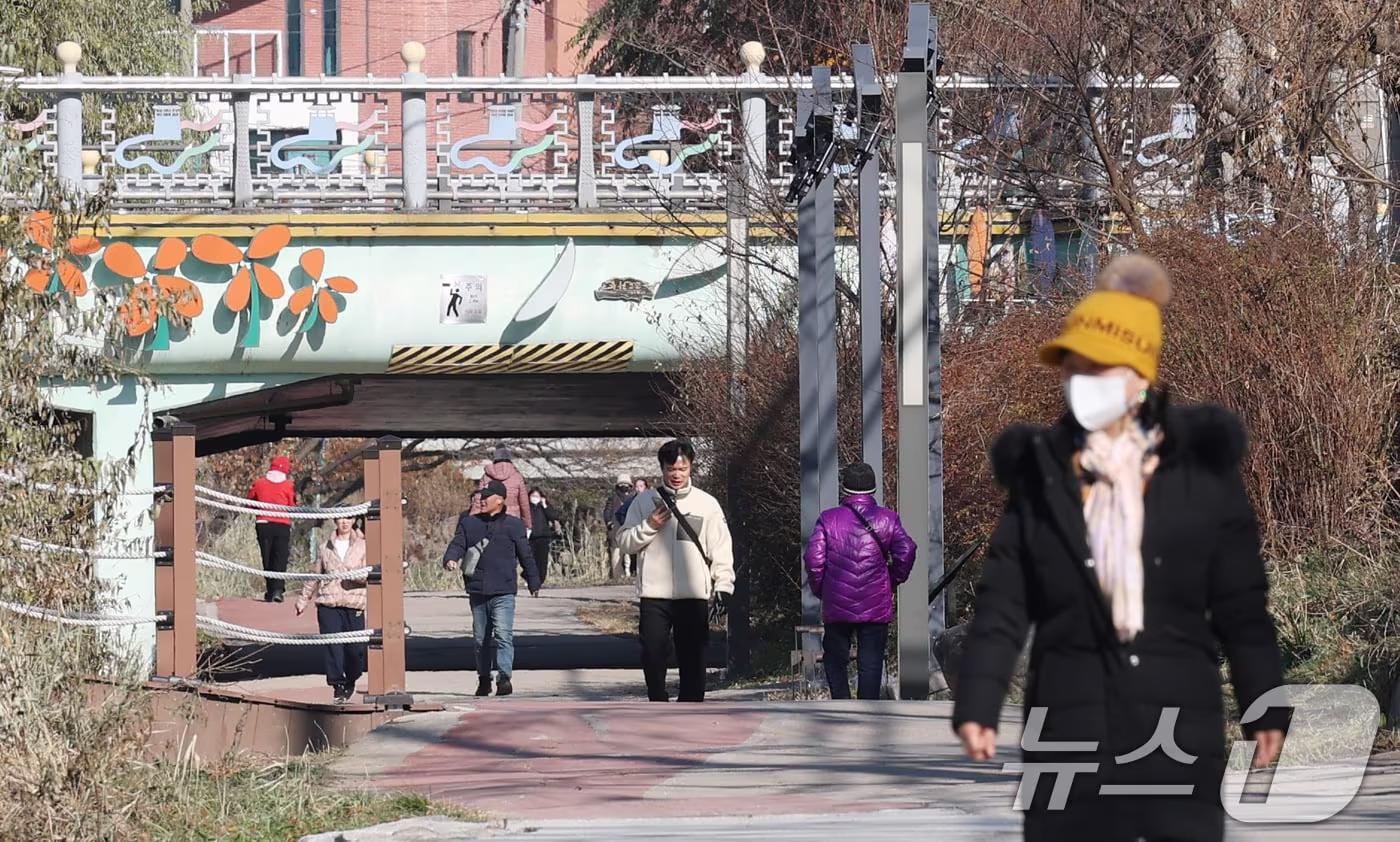 지난 9일 경기 수원시 권선구 세류천에서 시민들이 산책을 즐기고 있다. 2025.12.9/뉴스1 ⓒ News1 김영운 기자