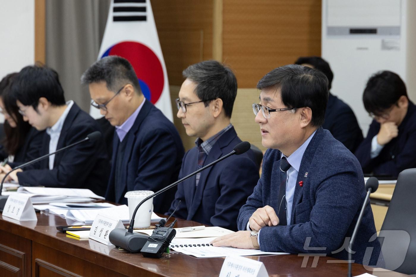 김성환 기후에너지환경부장관이 9일 서울 서초구 소재 한강홍수통제소에서 서울 동북 4구&#40;도봉구·노원구·성북구·강북구&#41; 지자체와 간담회를 갖고 지역별 환경 현안 등을 논의하고 있다. &#40;기후에너지환경부 제공. 재판매 및 DB금지&#41; 2025.12.9/뉴스1