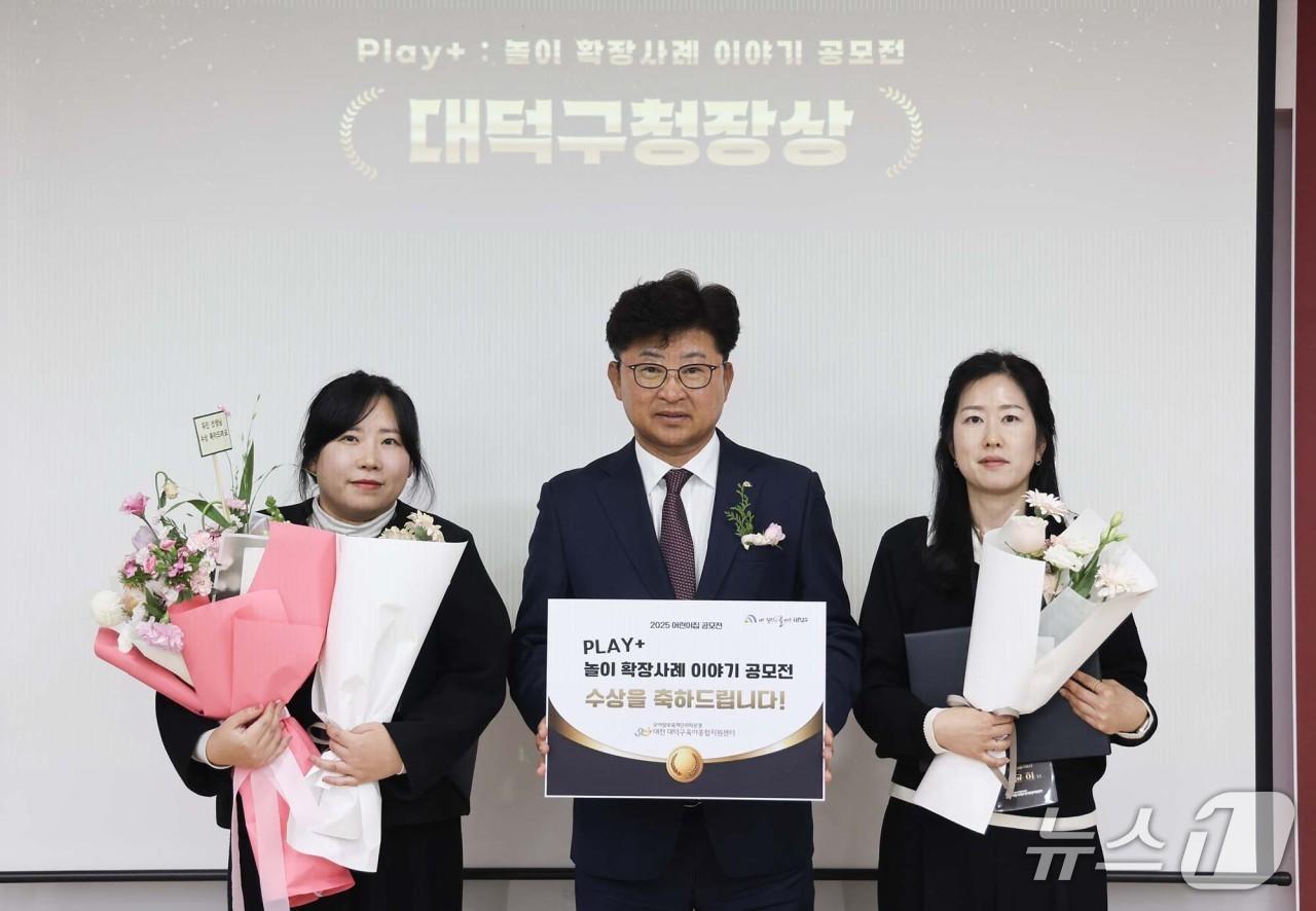 본문 이미지 - 최충규 대덕구청장&#40;가운데&#41;이 대상 수상자들과 기념 사진을 촬영하고 있다.&#40;대덕구 제공. 재판매 및 DB금지&#41;/뉴스1