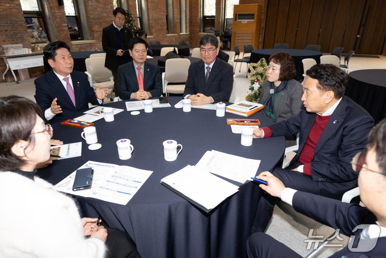 본문 이미지 - 제천시 민·관 대표, 충북도지사 만나 공공기관 제천 이전 건의.&#40;제천시 제공, 재판매 및 DB금지&#41;/뉴스1 