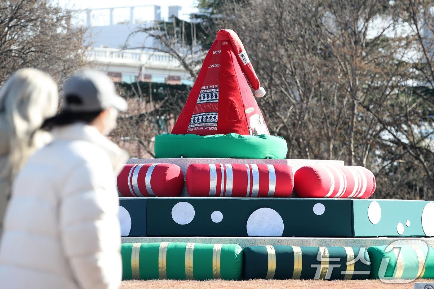 9일 계명대 대명캠퍼스 정문 분수광장이 크리스마스트리로 변신했다. 지난해 개교 60년 만에 새로 단장된 분수대는 겨울로 접어들어 가동을 멈추자 미술대 학생과 교수가 헌 옷을 모아 크리스마스트리를 만들었다. 2025.12.9/뉴스1 ⓒ News1 공정식 기자