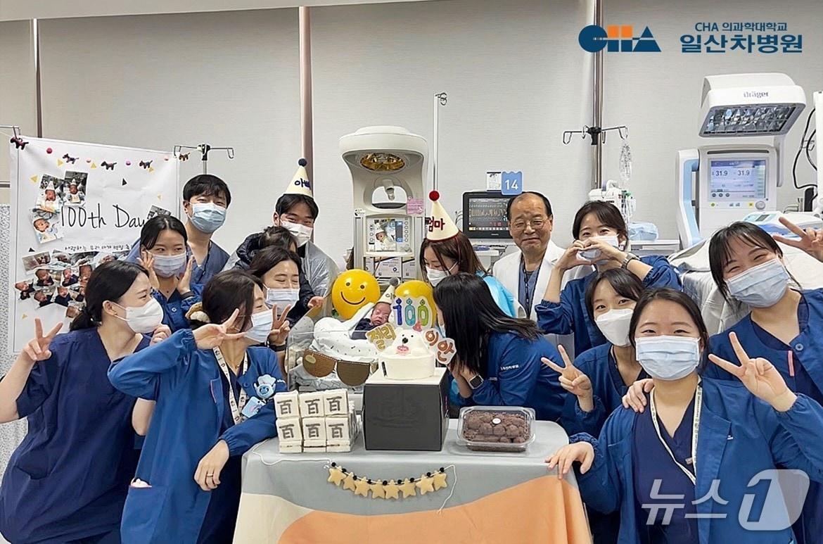 본문 이미지 - 극소 저체중아 이안 군의 생후 100일 잔치에 참석한 일산차병원 의료진과 부모.&#40;차 의과학대학교 일산차병원 제공&#41;
