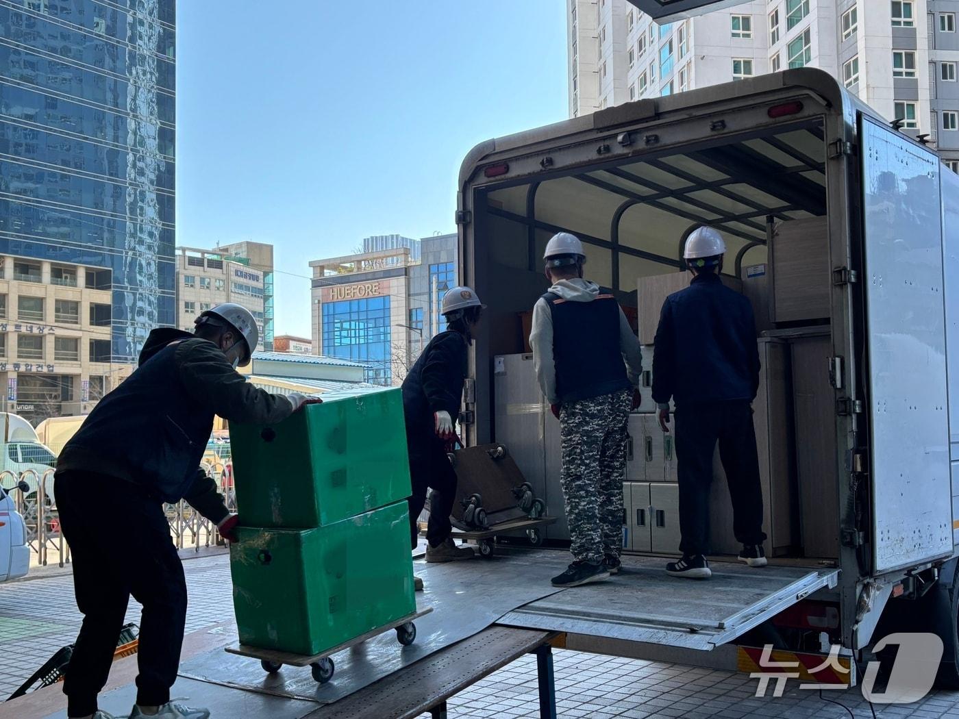 본문 이미지 - 9일 오후 1시 쯤 해양수산부 임시청사에서 이삿짐이 내려지는 모습. 이삿짐은 5톤 트럭 249대 분량으로 알려졌다. 2025.12.9. ⓒ 뉴스1 홍윤 기자