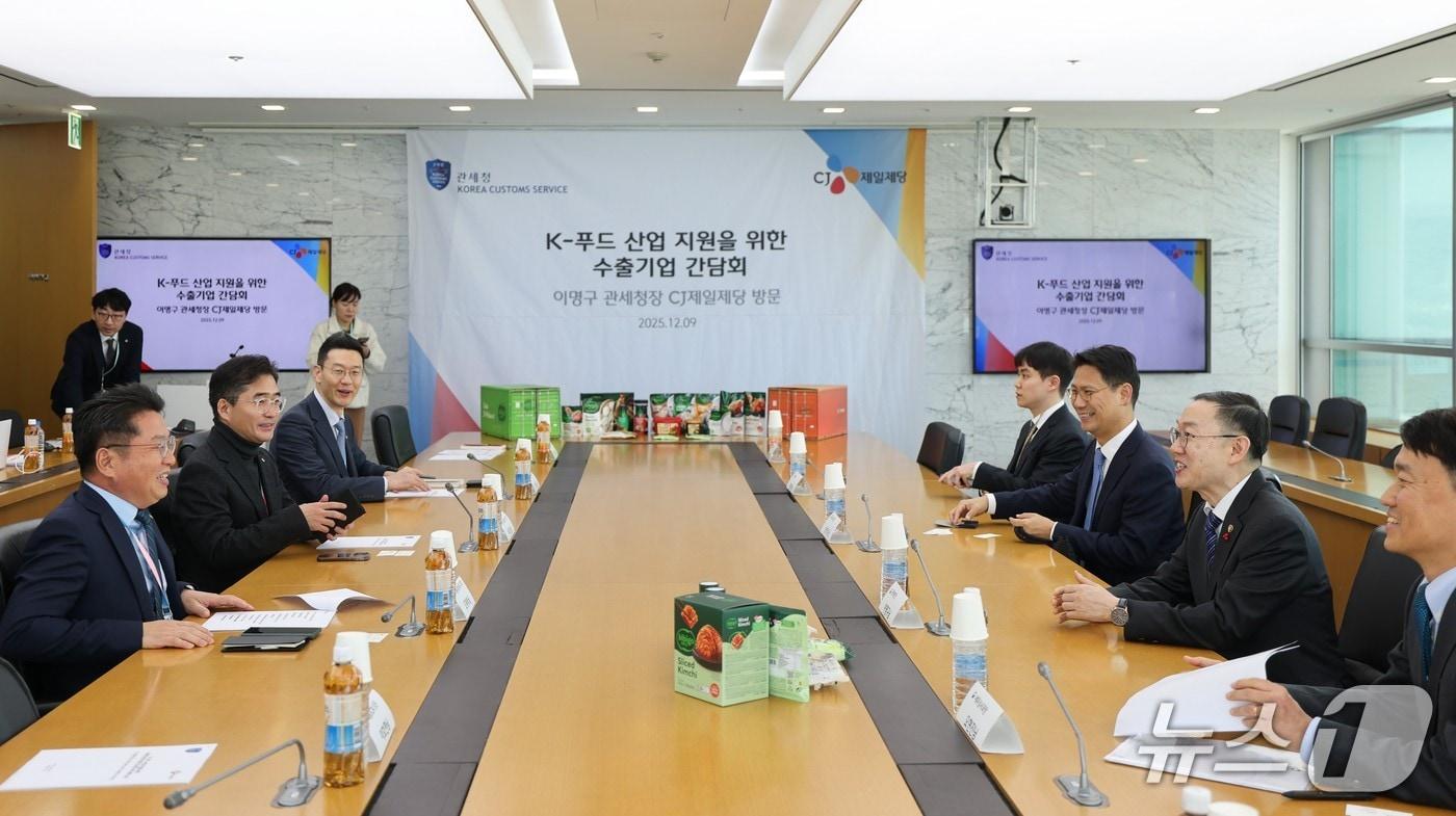 이명구 관세청장&#40;오른쪽에서 두 번째&#41;이 K-푸드 수출기업 지원을 위한 간담회를 하고 있다. &#40;관세청 제공.재판매 및 DB금지&#41;/뉴스1