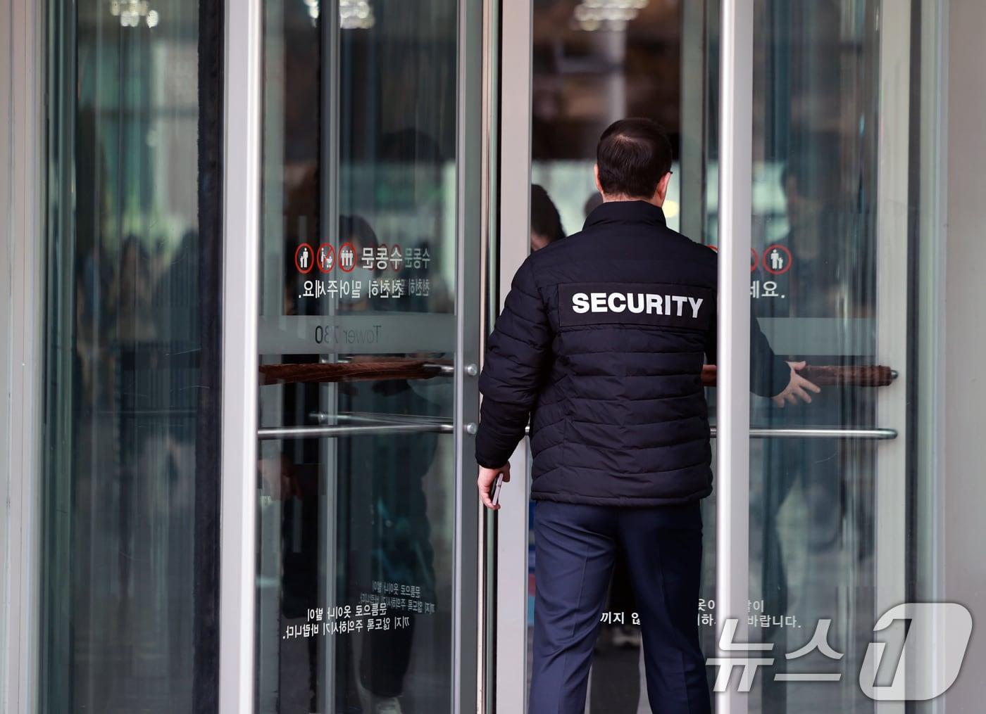 쿠팡이 개인정보 유출 사고와 관련해 경찰이 압수수색을 진행한 지난해 12월 9일 서울 송파구 쿠팡 본사 건물로 보안담당 관계자가 들어가고 있다. 2025.12.9 ⓒ 뉴스1 이호윤 기자
