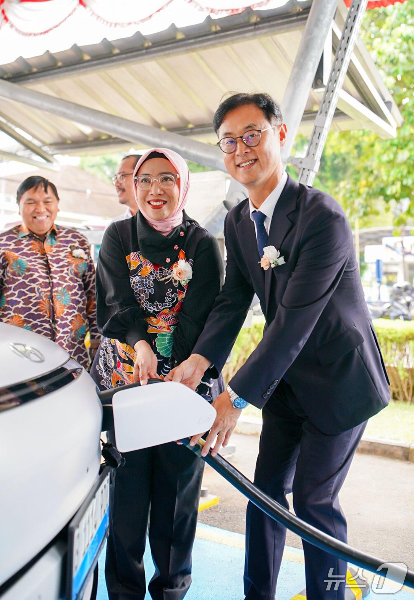 본문 이미지 - 이에니야 리스티아니 데위 인니 에너지광물자원부 신재생에너지·에너지전환총국장&#40;왼쪽&#41;과 진종욱 한국자동차연구원장이 9일&#40;현지시간&#41; 인도네시아 자카르타에서 열린 &#39;한-인니 전기차 인도 및 복합충전소 개통식&#39;이후 복합충전소에서 급속충전기 시연을 하고 있다.&#40;한자연 제공&#41;