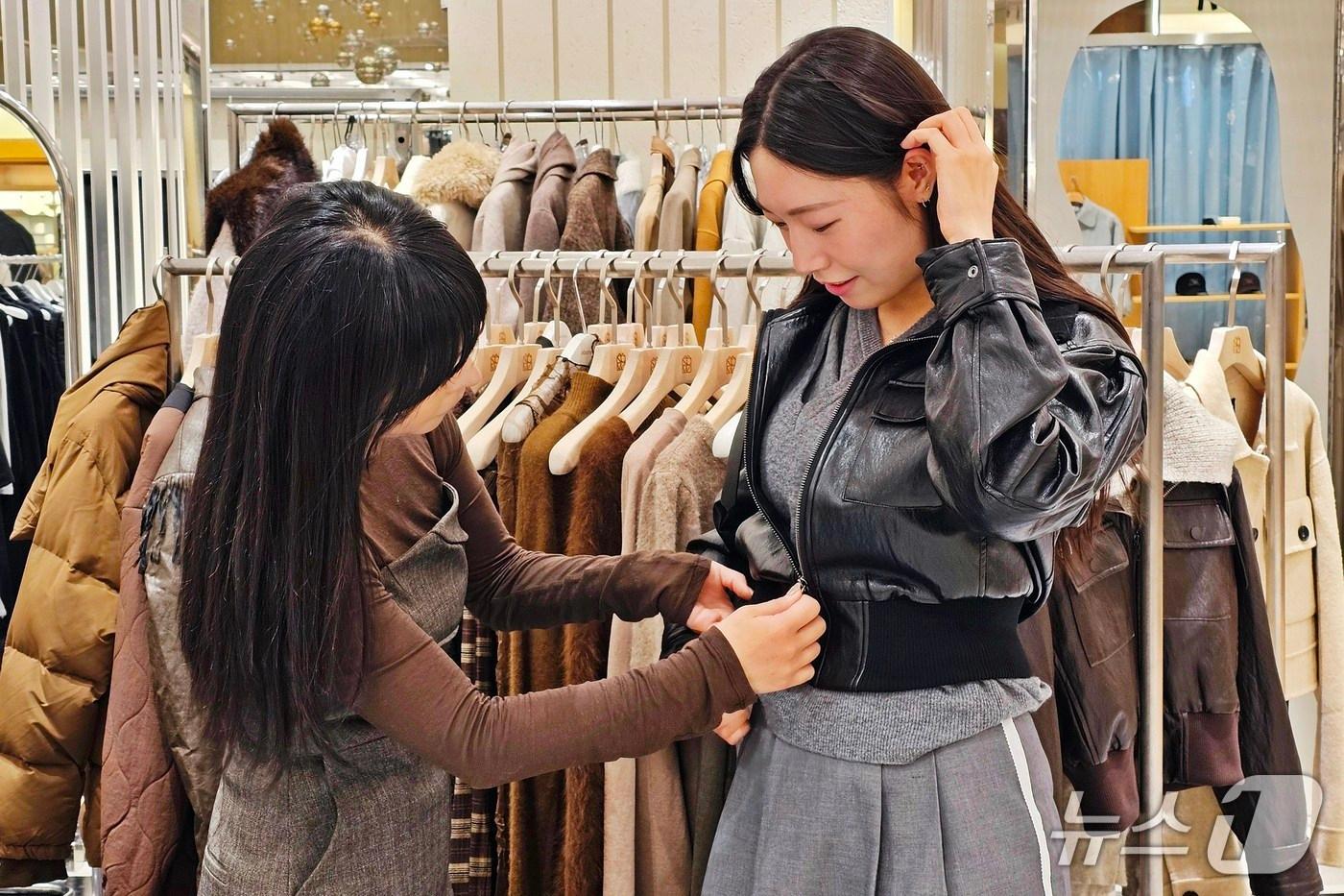 신세계백화점 센텀시티를 찾은 고객이 에보니아이즈의 제품을 착용해 보고 있다.&#40;신세계센텀시티 제공. 재판매 및 DB 금지&#41;