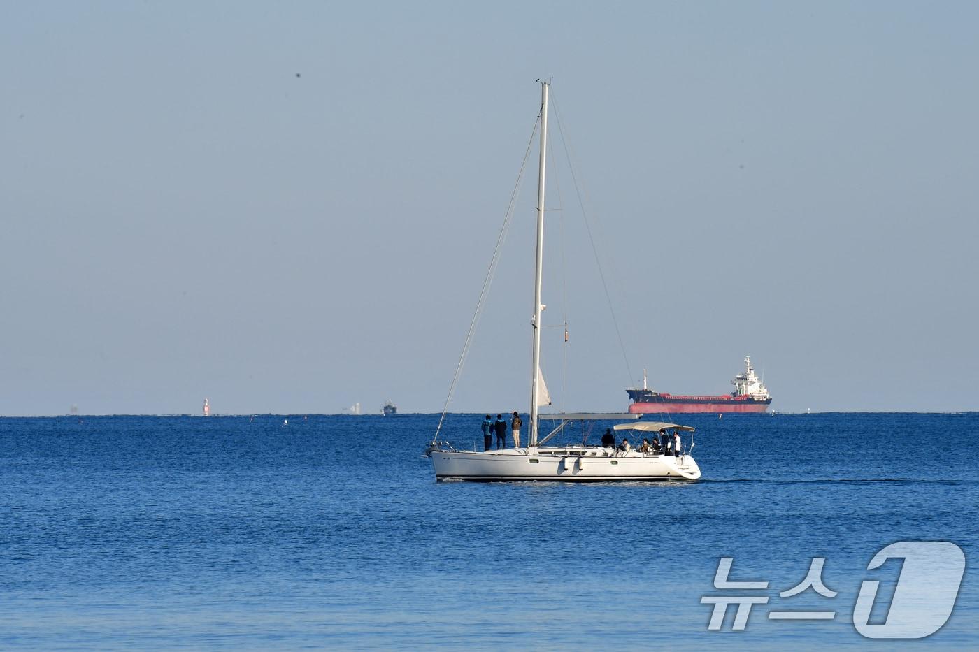 본문 이미지 - 요트를 탄 관광객들이 겨울 바다를 즐기고 있다. 2025.12.9 / ⓒ 뉴스1 최창호 기자