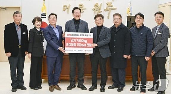 본문 이미지 - KGC인삼공사 원주공장이 지난 8일 강원 원주시에 지역 취약계층을 위한 총 1억 원 상당의 김장김치 750상자와 홍삼 제품 750세트를 기부한 가운데, 공장과 시 관계자들이 원강수 원주시장 집무실에서 기념 사진을 촬영하고 있다. &#40;원주시 제공. 재판매 및 DB금지&#41; 2025.12.9/뉴스1