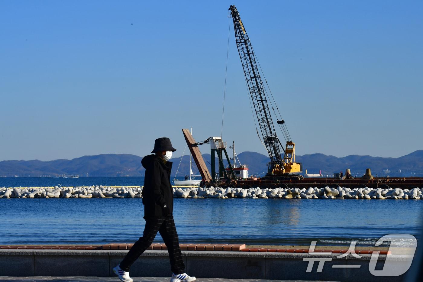 포항지방해양수산청이 경북 포항시 영일대해수욕장 해상누각 인근에서 백사장 유실을 막기 위해 방파제 설치 공사를 벌이고 있다. 방파제는 2027년까지 길이 120m짜리 3곳이 설치된다. 2025.12.9/뉴스1 ⓒ News1 최창호 기자