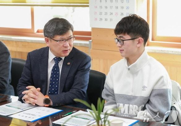 본문 이미지 - 유정기 전북교육감 권한대행&#40;왼쪽&#41;이 9일 전주한일고를 방문, 수능 만점을 받은 이하진 군을 격려했다.&#40;전북교육청 제공, 재판매 및 DB 금지&#41;/뉴스1