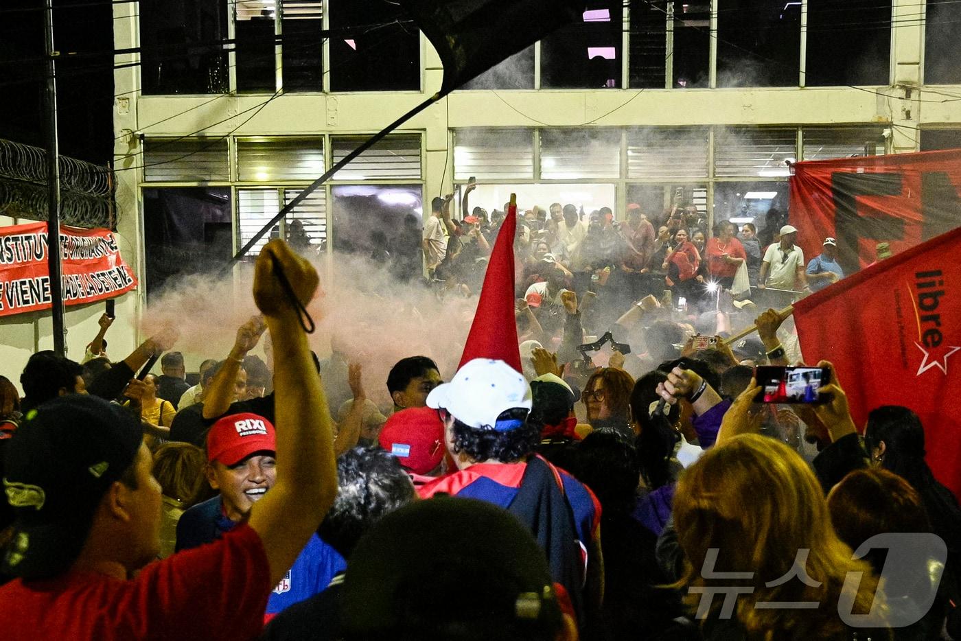 7일&#40;현지시간&#41; 온두라스 집권 여당인 리브레당의 릭시 몬카다 대선 후보 지지자들이 테구시갈파 자유당 지부 밖에서 구호를 외치고 있다. 리브레당은 이날 미국의 선거개입 의혹을 이유로 온두라스 대선을 거부했다. 2025.12.07. ⓒ AFP=뉴스1 ⓒ News1 이정환 기자