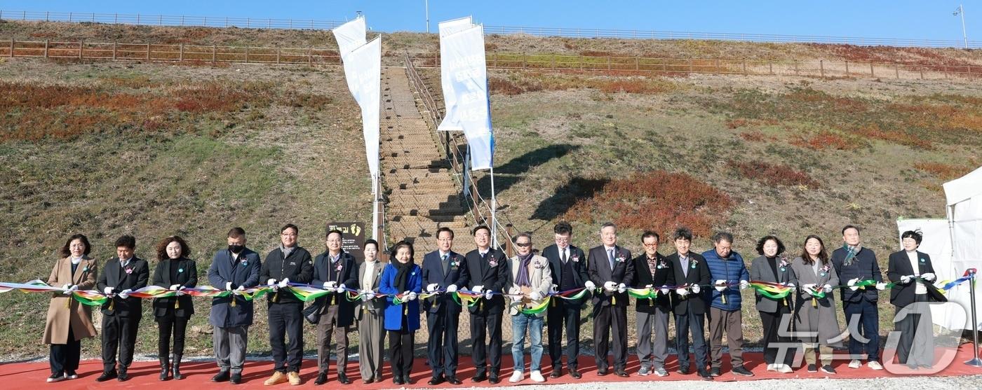 9일 완주군 경천저수지 일원에서 &#39;둘레길·황톳길 준공식&#39;이 열렸다. 완주군 제공. 재판매 및 DB금지&#41;2025.12.9/뉴스1