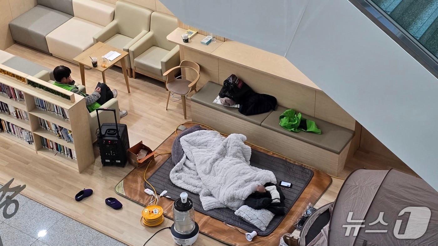 9일 세종시교육청 1층 로비에 진입해 농성을 벌이는 공공운수노조 세종지부 회원들. / 뉴스1 