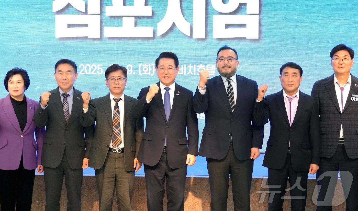 김영록 전라남도지사가 9일 목포 신안비치호텔에서 열린 &#39;해상풍력사업 국민 100조 펀드 도약 심포지엄&#39; 행사에 참석해 주요내빈들과 기념촬영을 하고 있다.&#40;전남도 제공. 재판매 및 DB금지&#41; 2025.12.9/뉴스1