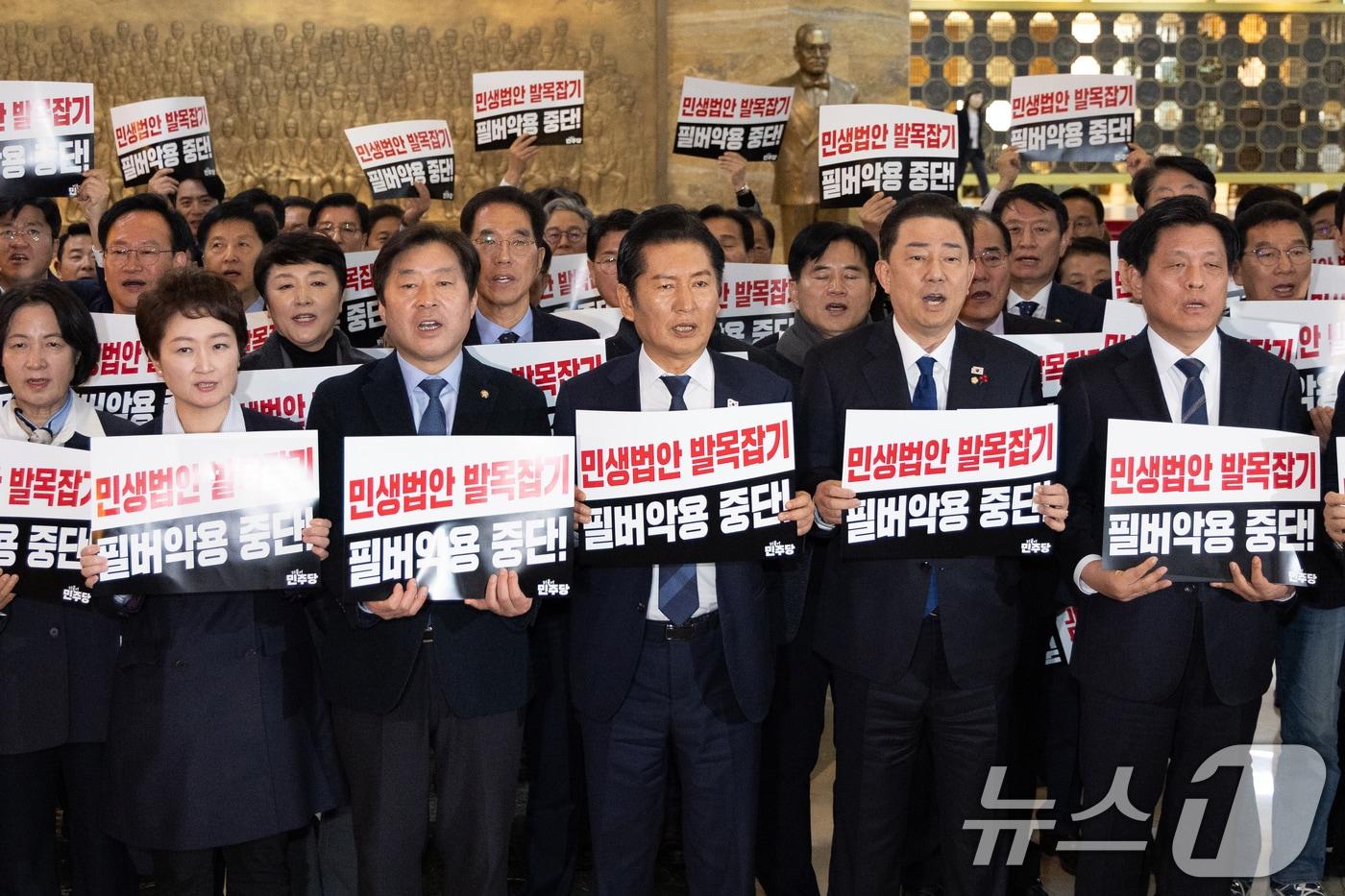 정청래 더불어민주당 대표가 9일 서울 여의도 국회 본회의장 앞에서 국민의힘을 규탄하고 있다. ⓒ News1 이승배 기자