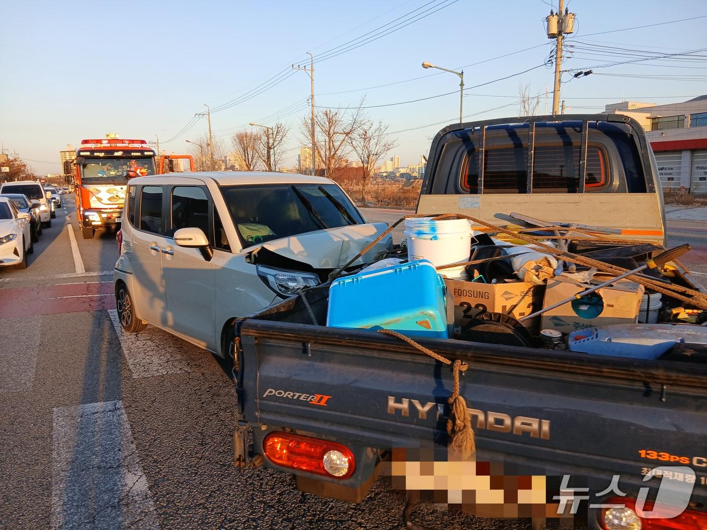 본문 이미지 - 9일 오전 7시 15분께 전북 전주시 덕진구 여의동 한 도로에서 경차와 1t 트럭이 충돌하는 사고가 발생했다.&#40;전북소방본부 제공. 재판매 및 DB금지&#41;2025.12.9/뉴스1