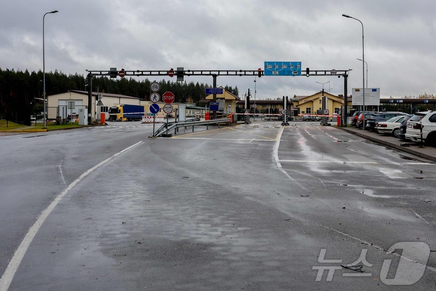 2025년 10월 28일 촬영된 리투아니아 남동부 살치닌카이 인근의 리투아니아-벨라루스 국경 검문소. 리투아니아는 10월 27일 러시아의 동맹국인 벨라루스가 수십 개의 밀수 풍선을 띄워 자국을 겨냥한 ‘하이브리드 공격’을 감행했다고 비난했다. 이 풍선들에는 불법 담배가 실려 있었으며, 지난주 리투아니아는 공항 운영을 일시 중단해야 했다. ⓒ AFP=뉴스1