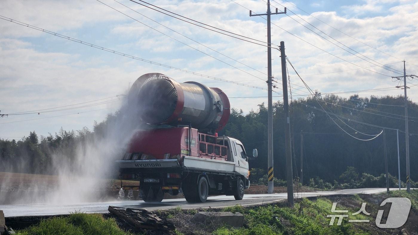 조류인플루엔자 방역 현장.&#40;전남도 제공. 재판매 및 DB금지&#41; 2025.12.9/뉴스1