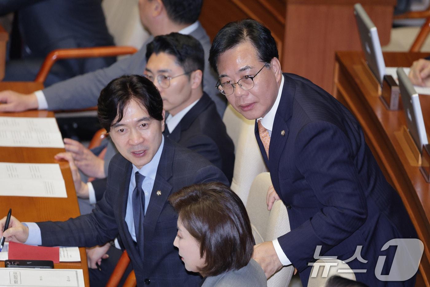 송언석 국민의힘 원내대표와 나경원 의원이 9일 서울 여의도 국회에서 열린 제429회국회&#40;정기회&#41; 제16차 본회의에서 대화하고 있다. 2025.12.9/뉴스1 ⓒ News1 신웅수 기자