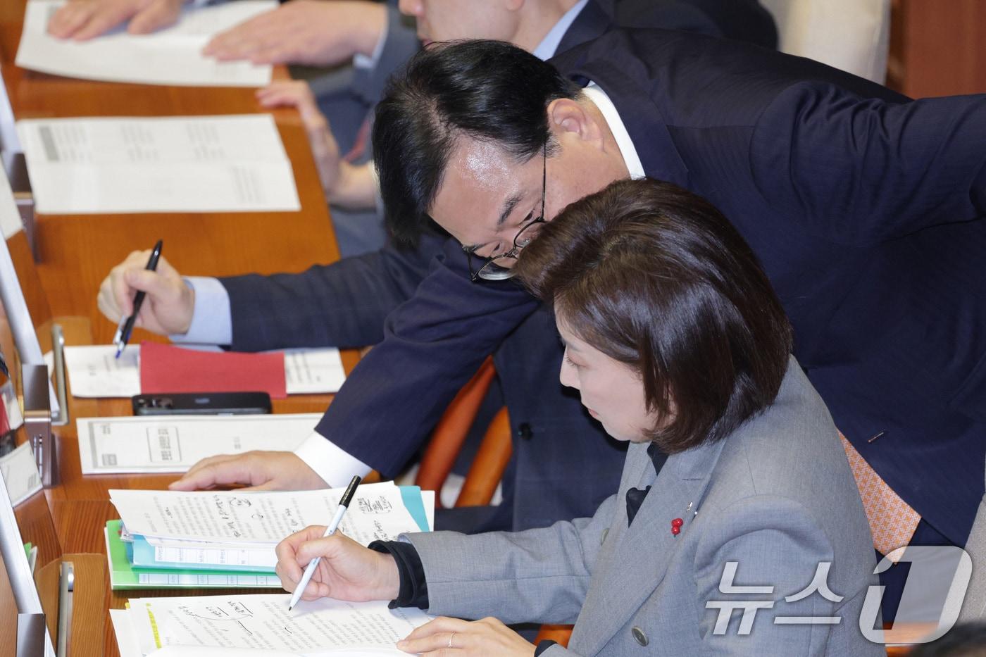 송언석 국민의힘 원내대표와 나경원 의원이 9일 서울 여의도 국회에서 열린 제429회국회&#40;정기회&#41; 제16차 본회의에서 대화하고 있다. 2025.12.9/뉴스1 ⓒ News1 신웅수 기자