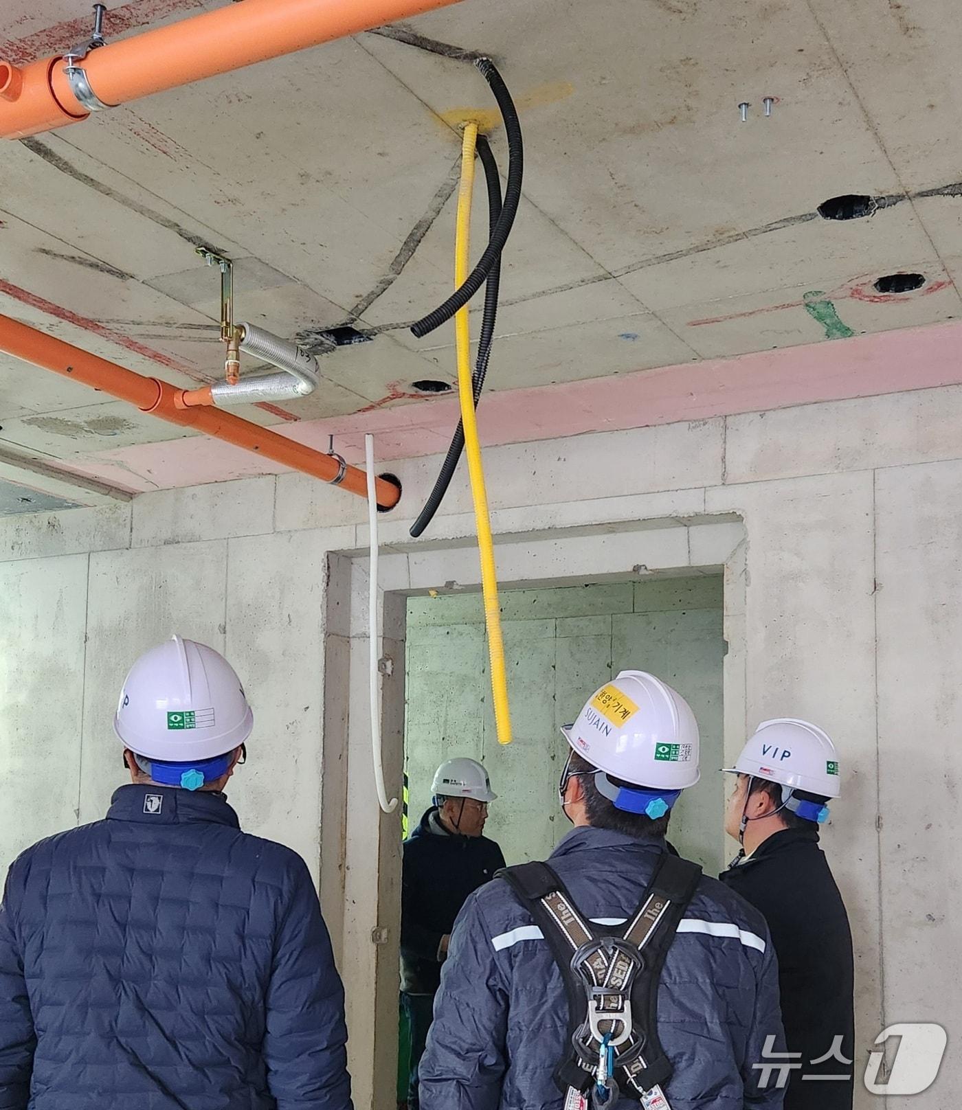 본문 이미지 - 경기도소방재난본부 관계자들이 도내 대규모 산업시설 등 주요 대형 공사장을 상대로 성능위주설계&#40;PBD&#41; 이행 여부를 확인하기 위한 민·관 합동점검을 진행하고 있다. &#40;경기도소방재난본부 제공. 재판매 및 DB 금지&#41; 2025.12.9/뉴스1