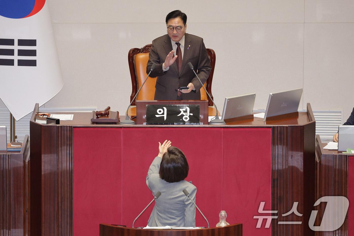 나경원 국민의힘 의원이 9일 서울 여의도 국회에서 열린 제429회국회&#40;정기회&#41; 제16차 본회의에서 가맹사업거래의 공정화에 관한 법률 일부개정법률안에 대한 무제한 토론&#40;필리버스터&#41;을 하는 가운데 우원식 의장이 제지하고 있다. 2025.12.9/뉴스1 ⓒ News1 신웅수 기자