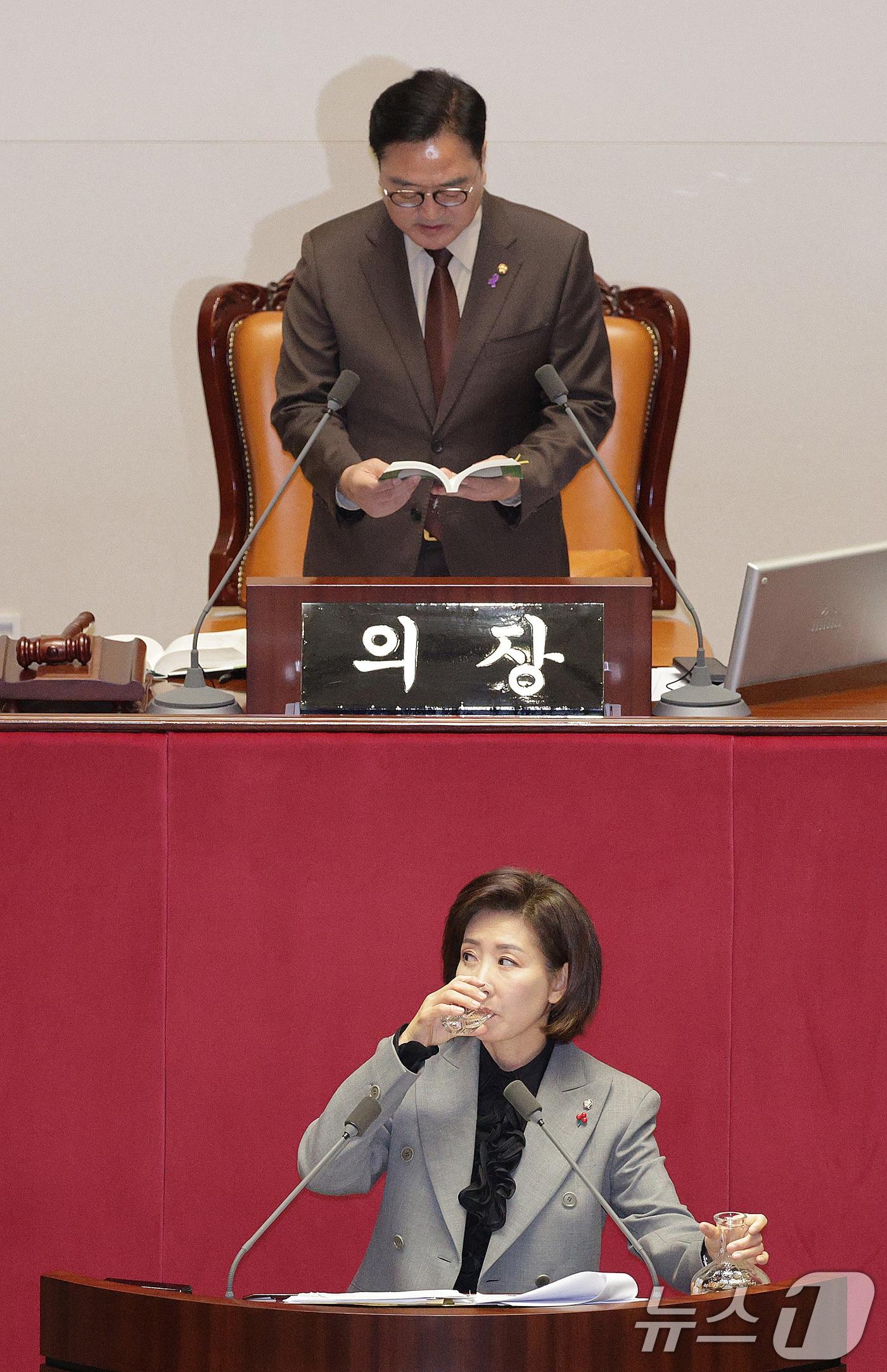 본문 이미지 - 나경원 국민의힘 의원이 9일 서울 여의도 국회에서 열린 제429회국회&#40;정기회&#41; 제16차 본회의에서 가맹사업거래의 공정화에 관한 법률 일부개정법률안에 대한 무제한 토론&#40;필리버스터&#41;을 하는 가운데 우원식 의장이 국회법을 읽으며 발언을 제지하고 있다. 2025.12.9/뉴스1 ⓒ News1 신웅수 기자