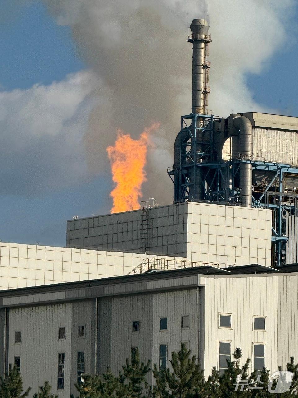 본문 이미지 -  태안화력발전소 석탄가스화복합발전 플랜트 화재 현장. (독자제공, 재판매 및 DB금지) / 뉴스1 